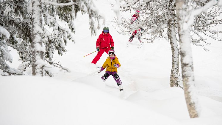 220204_OM_trysil_på ski med skiinstruktør