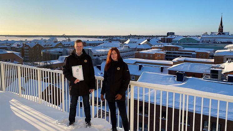 Markus Lind, projektledare HSB ProjektPartner och Nea Goldkuhl, hållbarhetsansvarig HSB Norr på plats vid HSB brf Norrskenet i Luleå.