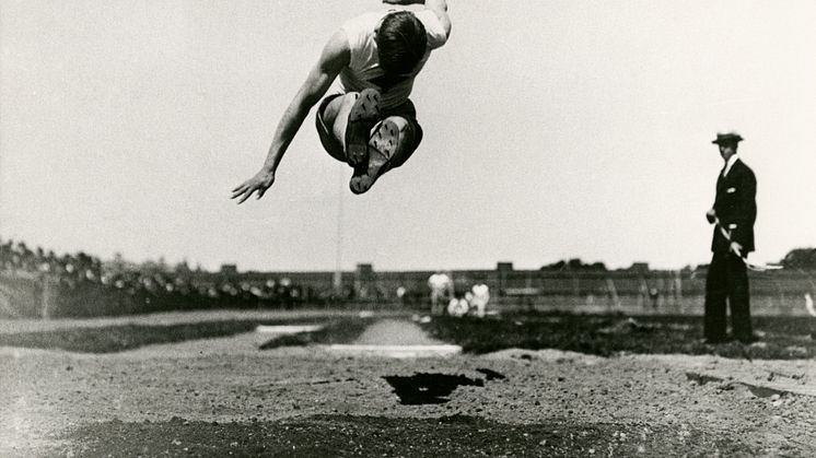 Karl Axel Kullerstrand hoppar längdhopp, 23 julii 1916.