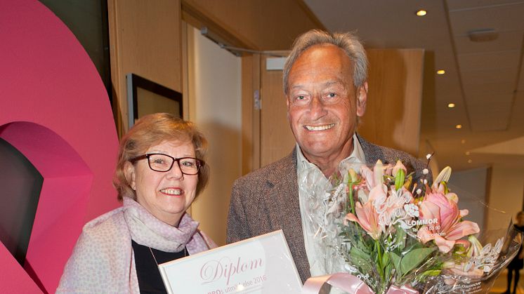 Samuel Rotstein, överläkare vid Karolinska Universitetssjukhuset, tar emot BRO:s Utmärkelse av Elizabeth Bergsten Nordström, ordförande i Bröstcancerföreningarnas Riksorganisation. FOTO: Björn Leijon