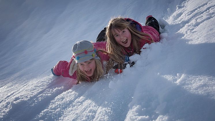 To jenter leker i snøen - Foto: Pezibear Pixabay.jpg