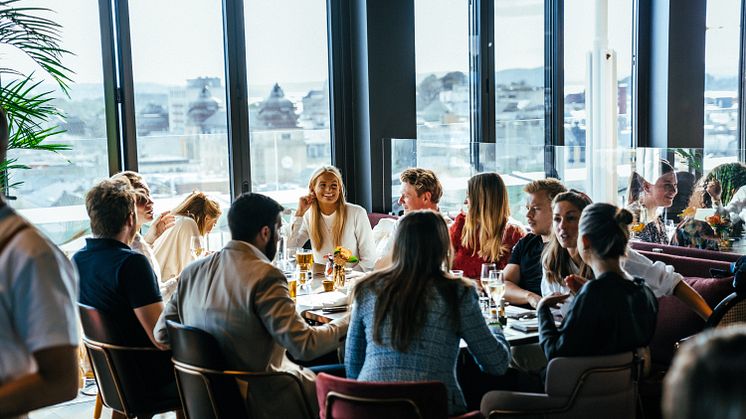 GJESTENE TRIVES BEST HOS NORDIC CHOICE HOTELS: For tredje år på rad, er Nordic Choice Hotels bransjevinner i Norsk Kundebarometer. Her fra restaurant Norda på Clarion Hotel The Hub i Oslo.