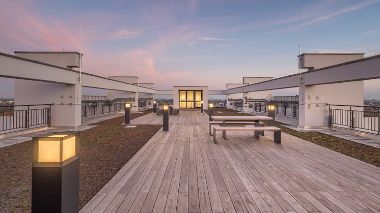 Eine Holzterrasse, die dem regnerischen Hamburger Klima standhält und zudem noch auf 100 Meter Höhe dem Wind trotzt, ist baulich eine Herausforderung.