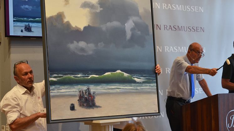 Jesper Bruun Rasmussen svinger hammeren over værket "Den grønne bølge II" under auktionen i København.