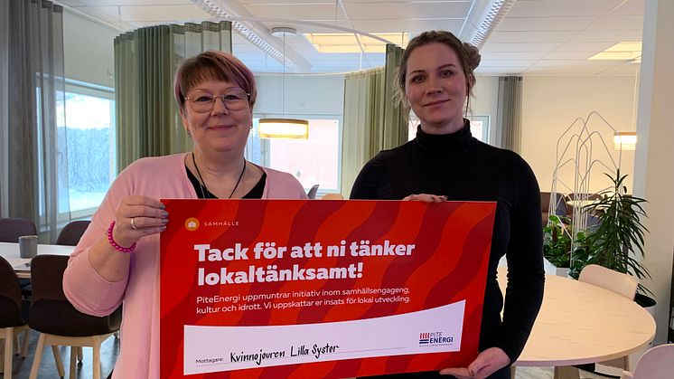 Åsa Johansson och Tina Sandström från Kvinnojouren Lillasyster tar emot årets ljusgåva