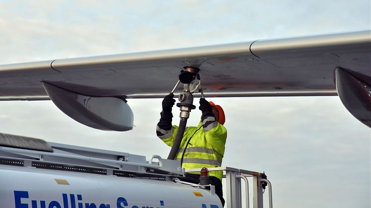 Tankning av biobränsle på Stockholm Arlanda Airport. Nu får Swedavia pris för upphandlingen. Foto: Victoria Ström