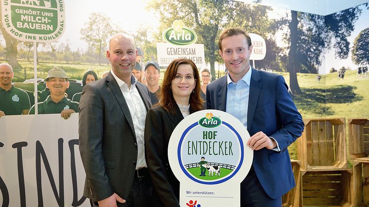 Bringen Kinder gemeinsam aufs Land: Claudia Neumann (Bereichsleiterin Kinder- und Jugendbeteiligung des Deutschen Kinderhilfswerkes), Markus Hübers (Aufsichtsrat Arla Foods) und Kasper Thormod Nielsen (Kommunikationsdirektor Arla Foods Deutschland)