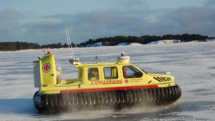 Svävaren Rescue Smulle gick på en sten på väg från fastlandet till Vinön på onsdagskvällen. Foto: Sjöräddningssällskapet.