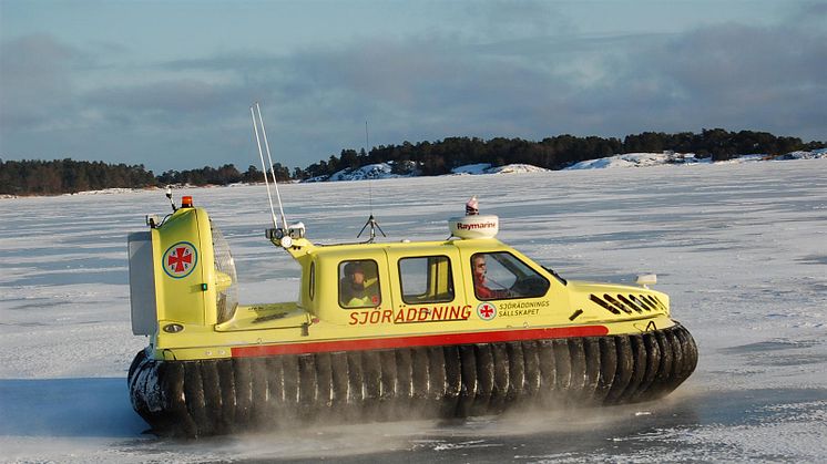 Svävaren Rescue Smulle gick på en sten på väg från fastlandet till Vinön på onsdagskvällen. Foto: Sjöräddningssällskapet.