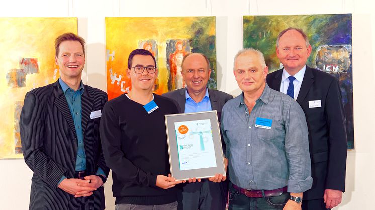 Leuchtturmprojekt FSV (v. l.): Jury-Mitglied Prof. Dr. Sebastian Braun, Mathias Rieger, FSV, Bürgermeister Christoph Rüther, Burkhard Fingerhut, FSV, und Dr. Stephan Nahrath, Geschäftsführer Westfalen Weser Energie.