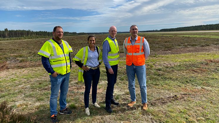 Plats- och projektledning från Solkompaniet och Bouygues Energies & Services på Hultsfred flygplats.