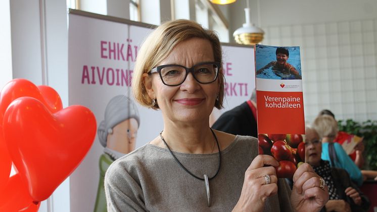 Sydänliiton puheenjohtaja, ministeri Paula Risikko opasit verenpaineen omaseurantaa Helsingin sydänmessuilla  24.9.2016.