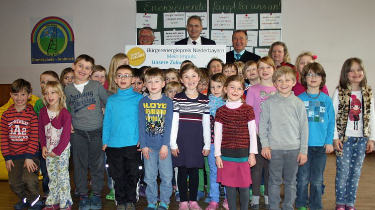 Regierungspräsident Heinz Grunwald, Christoph Henzel, Leiter Kommunalmanagement Bayernwerk, Bürgermeister Hermann Brantl, Rektorin Hildegard Brem mit Kindern der Grundschule Arnbruck