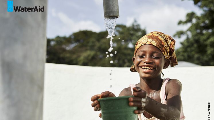 Det här är Matta. Hon kommer från byn Tombohuaun i Sierra Leone. Fram till för bara ett par år sedan samlade hon sitt dricksvatten från ett smutsigt vattendrag i skogen. Idag har Matta, hennes familj och andra i byn tillgång till rent vatten.