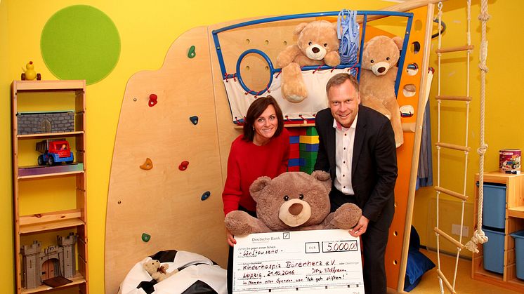 Mona Meister vom Kinderhospit Bärenherz freut sich über den großartigen Spendenscheck von Jörg Wolfram