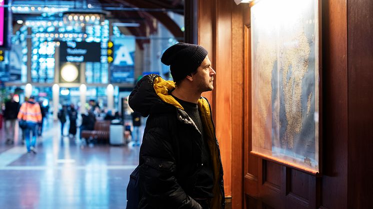 Konstnären Manuel Pelmus på Göteborgs Centalstation. Foto: Elin Liljeblad/Göteborgs Internationella Konstbiennal