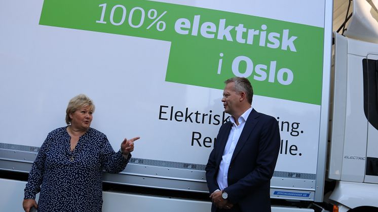 Statsminister Erna Solberg og Knut Eriksmoen, adm.direktør i Schenker Norge.