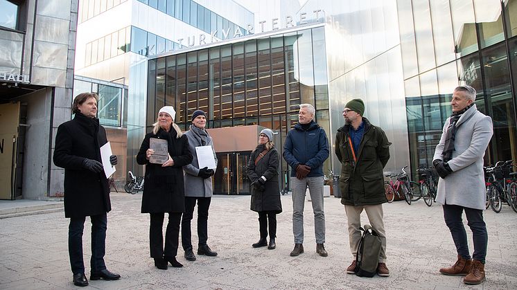 Jonas Edblad Wingårdhs, Jeanette Berggren Örebroporten, Mattias Waller Örebroporten, Erica Ek stadsbyggnadsantikvarie, Anders Hagström (KD) ordförande Byggnadsnämnden, Peder Hallkvist stadsarkitekt, Kemal Hoso (S) vice ordförande Byggnadsnämnden