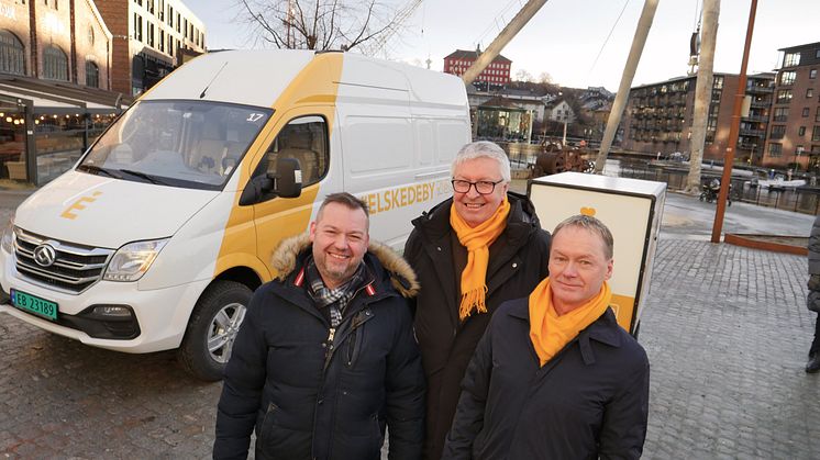 Leder i miljø- og næringskomiteen i Trondheim kommune Jørn Arve Flått (til venstre),  strategidirektør Per Johannessen i Ragn-Sells og regiondirektør Odd Roger Tiller i Posten gleder seg til Elskede by er i gang i Trondheim