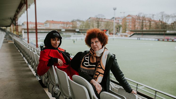 Joy M'Batha och Irya Gmeyner är två av fyra hitmakare som tillsammans med spelare i FC Rosengård och MSO tar fram en pophymn till hela klubben.
