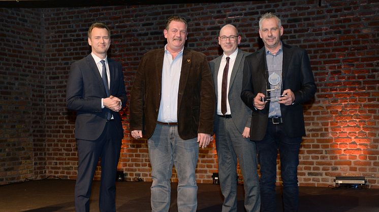 Sanierungspreis 16 Flachdach: Malte von Lüttichau/DDH DAS DACHDECKER-HANDWERK, Geschäftsführer Marcus Krämer, Patrick Börder/Alwitra, Mitarbeiter Markus Sauer