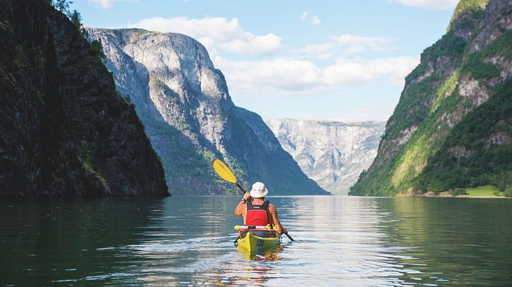 Umgeben von einzigartiger Natur: Kajakpaddeln im Unesco-Weltnaturerbe Nærøyfjord. Foto: Sverre Hjørnevik / Fjord Norway