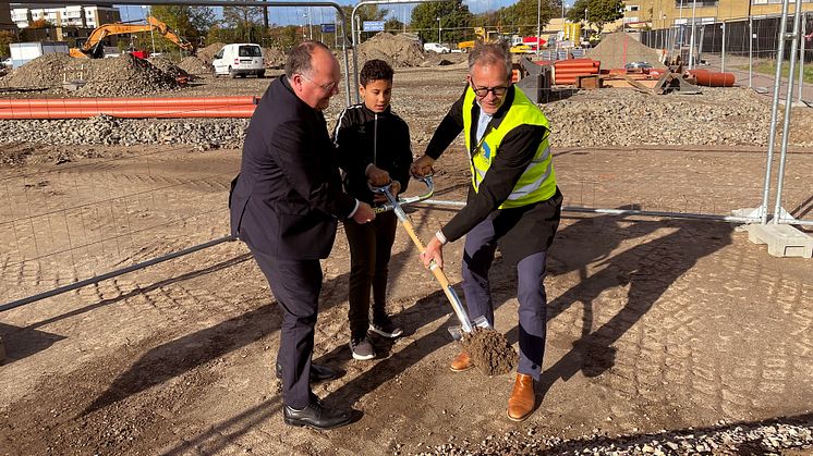 Torkild Strandberg, kommunstyrelsens ordförande i Landskrona, Elias från Pilängskolan och Niclas Bagler, Executive Vice President och landschef BoKlok Sverige tog tillsammans första spadtaget.