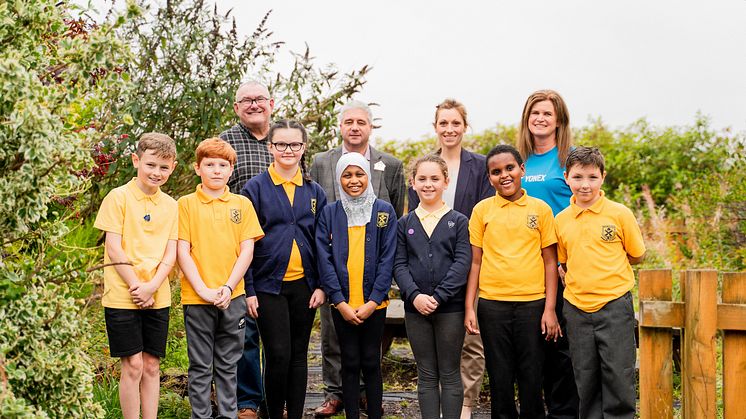 ng homes Chair John Thorburn and ng homes Board member Richard Porter with Project Coordinator at Winning Scotland Foundation Mhari Borland, Principal Teacher of Barmulloch Primary School Lynn Miller, and pupils of Barmulloch Primary School