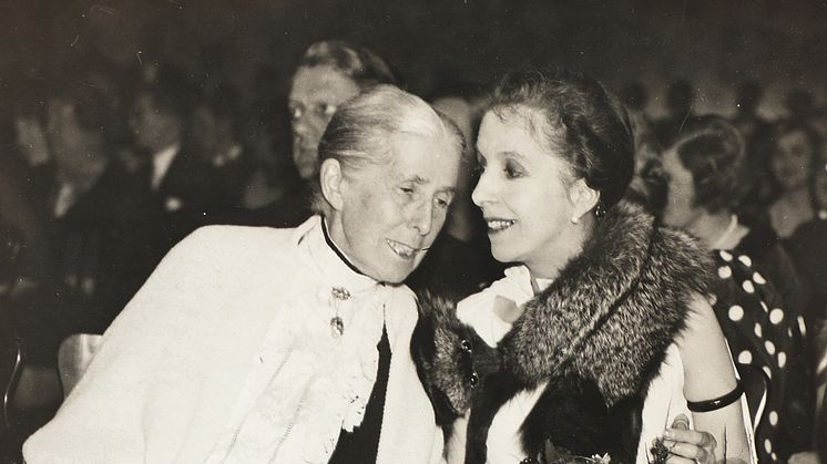 Photograph of Blixen and her mother.