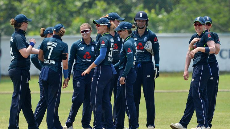 The England team celebrate a wicket. Photo: Getty Images