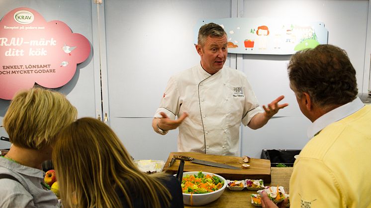 Håkan Thörnström från Thörnströms Kök pratar KRAV-certifiering för restaurang i KRAVs monter på Gastro Nord.