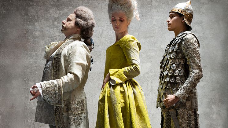 Kostymutställning visar hundra år på Drottningholm