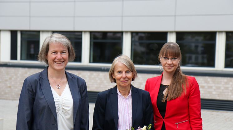 Bei der Urkundenübergabe zum Ruhestand im September 2022 (v.l.): Prof.in Dr.in Verena Pietzner, Präsidentin der Universität Vechta, Prof.in Dr.in Gabriele Nellissen und Tanja Jürgens, Geschäftsführerin der Fakultät I