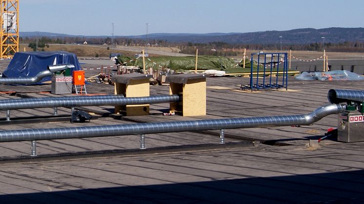 Cramo tilbyr også tørking av store konstruksjoner. Bildet viser tørking av tak på Gardermoen Airport