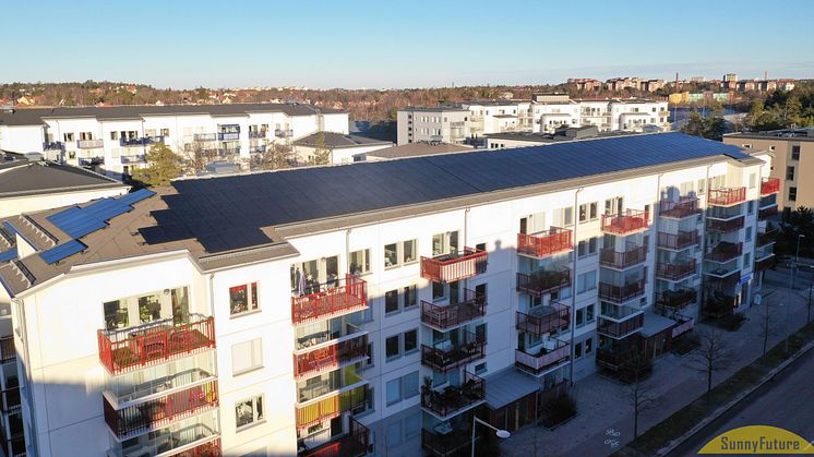 Bostadsrättsföreningen investerade i solpaneler som producerar egen el och EnergyHub-systemet.