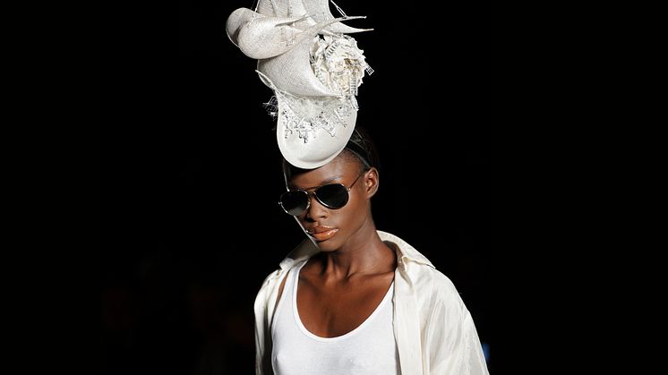 Foto: Nick Harvey.  This hat designed by Philip Treacey refers to France in the 1770s, where Marie Antoinette and other stylish ladies wore elaborate hairdos with ships to honor the war efforts of the French Navy against the British.