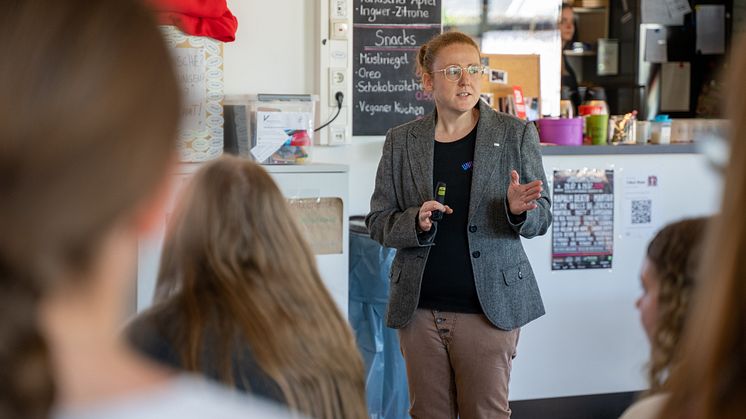 Imke Kimpel, Leiterin der Zentralen Studienberatung an der Universität Vechta, spricht in der Cafete zu den Studieninteressierten. (Foto: Hubert Hill)