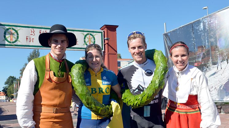 Segrarna i Cykelvasan 2015 tillsammans med kransmasen och kranskullan