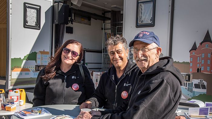 Indira Sojtaric, Mehdi Lamezadeh och Jan Upucha Schönbeck är tre av de demokratiambassadörer som på uppdrag av Göteborgs Stad informerar om EU-valet i bland annat Bergsjön.