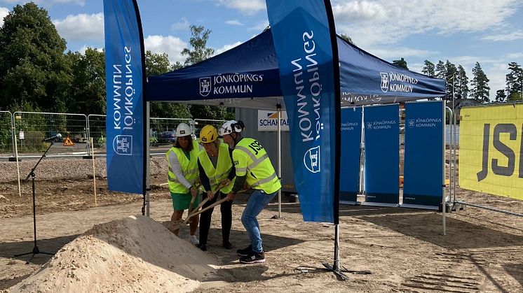 Den 22 augusti sattes spaden i marken för byggnationen av Bottnaryds nya skola och sporthall. Ceremonin hölls i strålande solsken med en stor och viktig publik bestående av lärare och skolbarn som alla ville vara med och uppleva startskottet av sin n