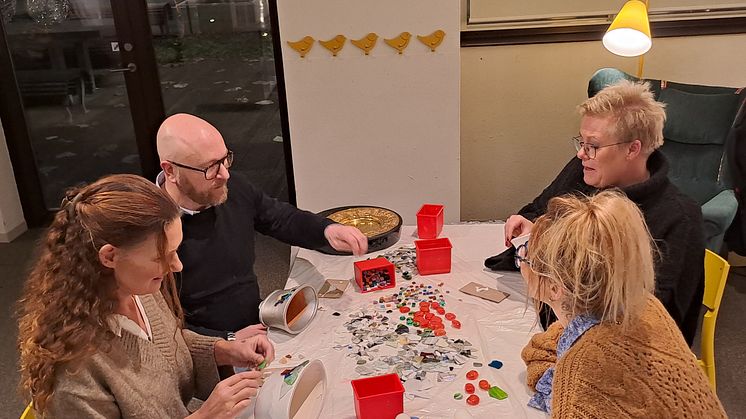 Ingela Zander, Jonas Bråkenhielm och Anna Inganäs tidigare deltagare i KUR tillsammans med ledaren Alexandra Ekehage. Foto: Cecilia Gustavsson