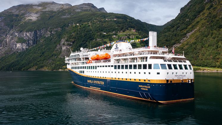 Havila Pollux seiler utslippsfritt i Geirangerfjorden. (Foto: Martin Giskegjerde/Oclin)