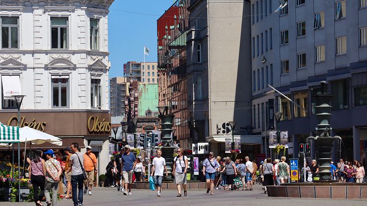 Under 2019 gick det bra för Malmös stadskärna som ökade den totala omsättningen med 4,2 procent. Här visas Gustav Adolfs torg och Södergatan i Malmö City. Foto: Therese Andersson.