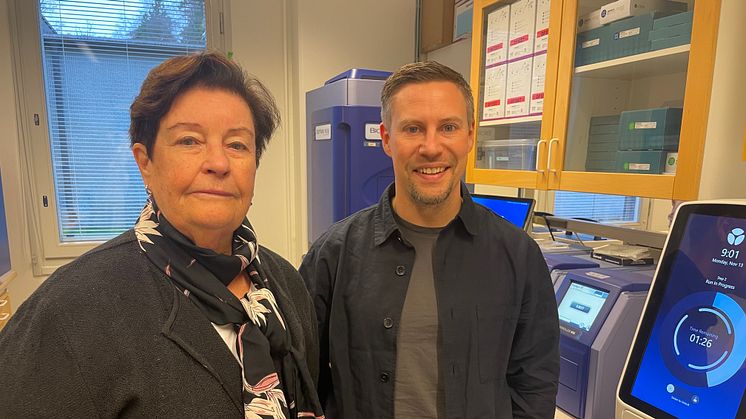   Agneta Siegbahn, professor i klinisk koagulationsvetenskap och Mikael Åberg, forskare vid institutionen för medicinska vetenskaper i Affinity Proteomics labb, SciLifeLab, vid Uppsala universitet. Foto: Anna Frejd 