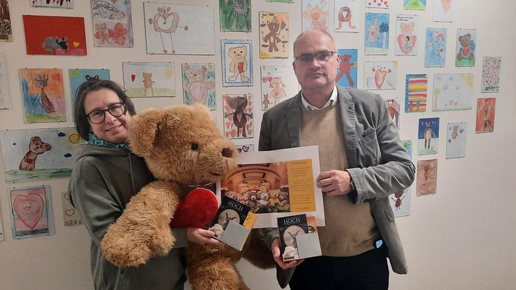 Kerstin Stadler vom Kinderhospiz Bärenherz nahm die Spende von Uwe Buchheim entgegen