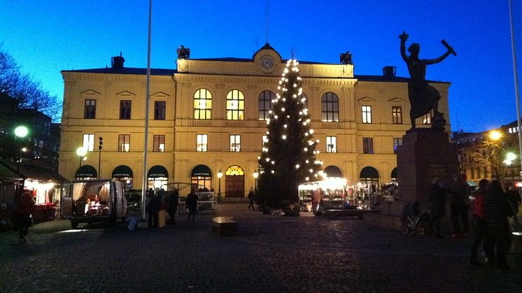 Årets julgran ska tändas på fredag klockan 16.00.