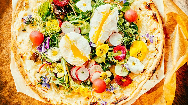 Flammkuchen with spring herbs and poached eggs © Knut Pflaumer