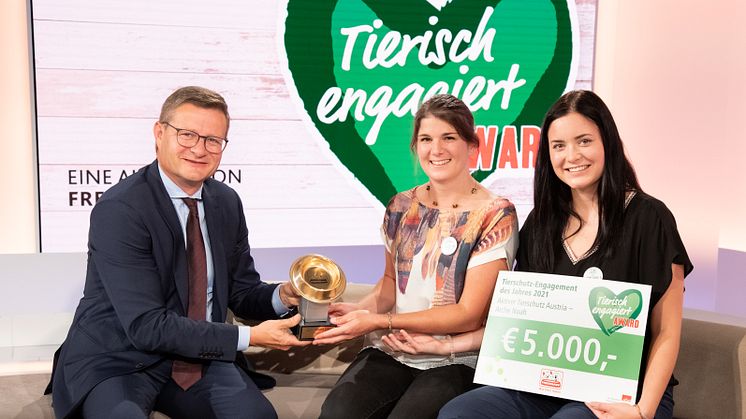 Hermann Aigner mit Lisa Pacher und Nadine Harrer vom Verein Aktiver Tierschutz Austria - Arche Noah