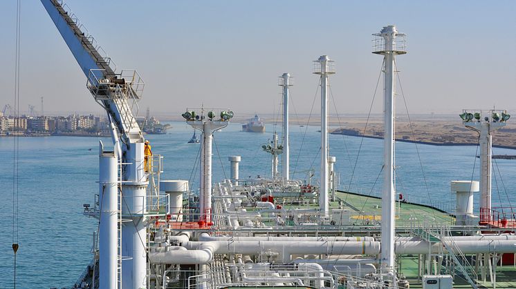viser et LNG-skip som passerer gjennom Suez-kanalen.