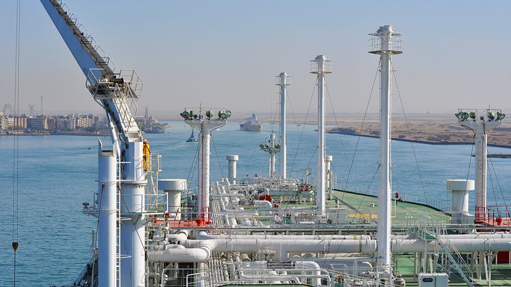 LNG-skip passerer gjennom Suezkanalen i Egypt. 